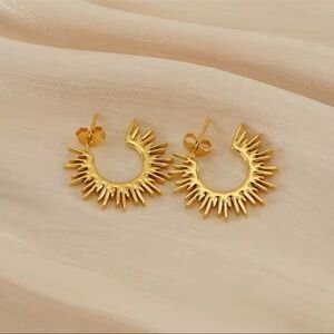 Sunburst Hoop Earrings 18K Gold
Tarnish Resistant Stainless Steel